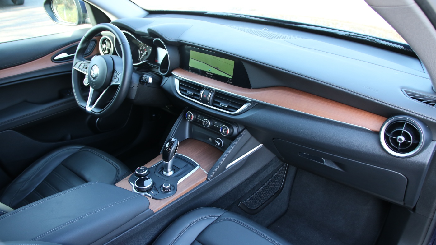 Slideshow Bild - Der Innenraum beeindruckt durch sein klares Design und deutlich hochwertiger, das würde man eher eine Fahrzeugklasse höher erwarten.